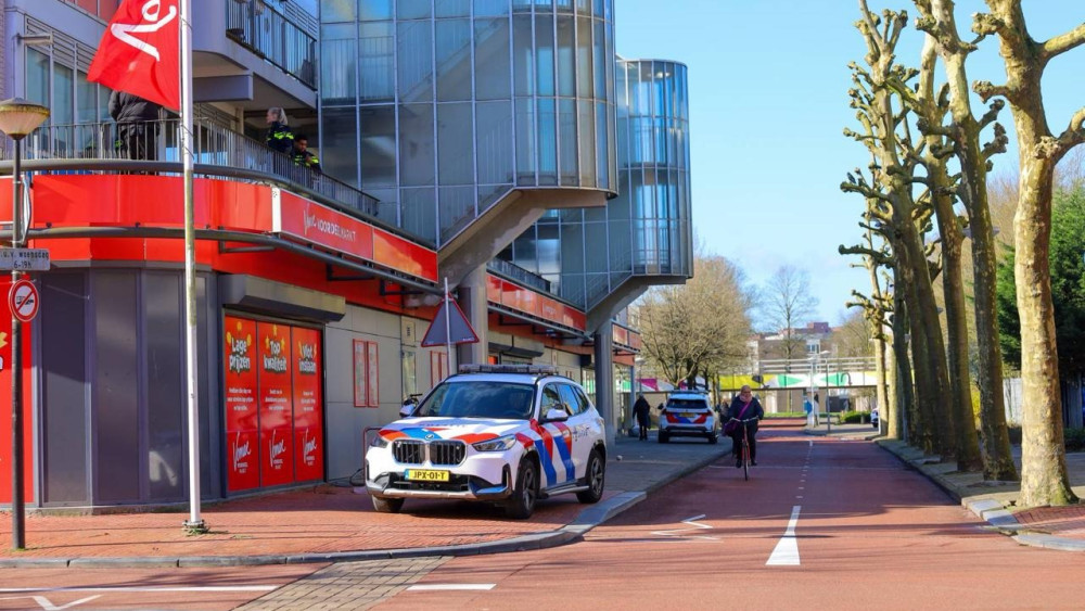 Jongen neergestoken in woning Zuidoost, verdachte gevlucht