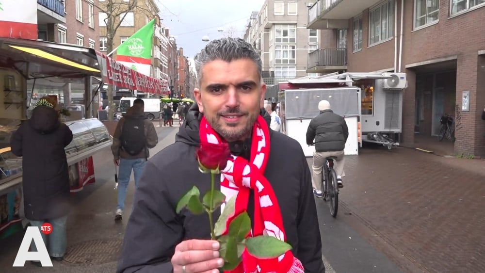 Lijsttrekkers PvdA en Denk de straat op met flyers richting verkiezingen