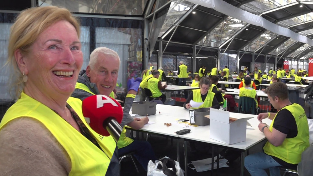 A bit boring but important: 800 people recount all votes at the NDSM Wharf