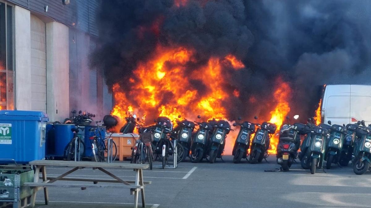 Minder rook bij brand Nieuwe Hemweg, brandweer trekt NL-Alert in