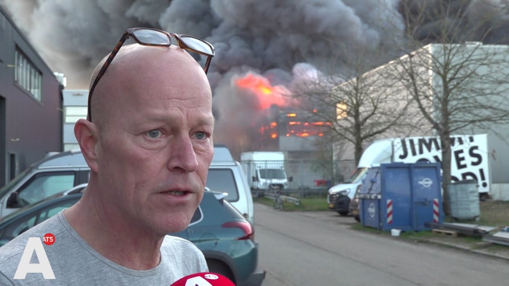 Omstanders zien brand Nieuwe Hemweg razendsnel groeien: "Het hele pand fikt af"