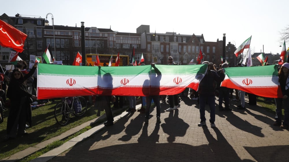 Tientallen demonstreren voor Iran bij Amerikaans consulaat op Museumplein: ''Willen je oorlog niet"