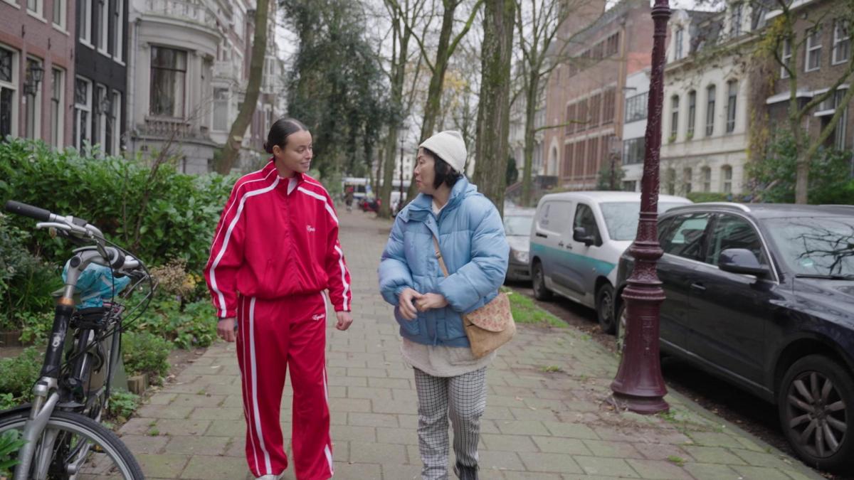 Hoe zorg je ervoor dat je niet eenzaam wordt in de stad? Lang Leven Amsterdam aflevering 5