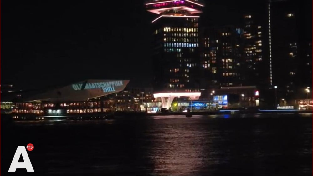 Greenpeace verrast Eye met grote projectie op muur: "Belast oorlogswinst van Shell"