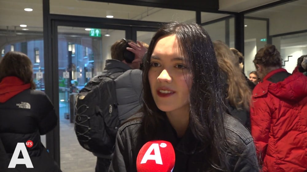 Ook in de nieuwe universiteitsbibliotheek is het dringen: "Half uur zoeken en nog geen plek"