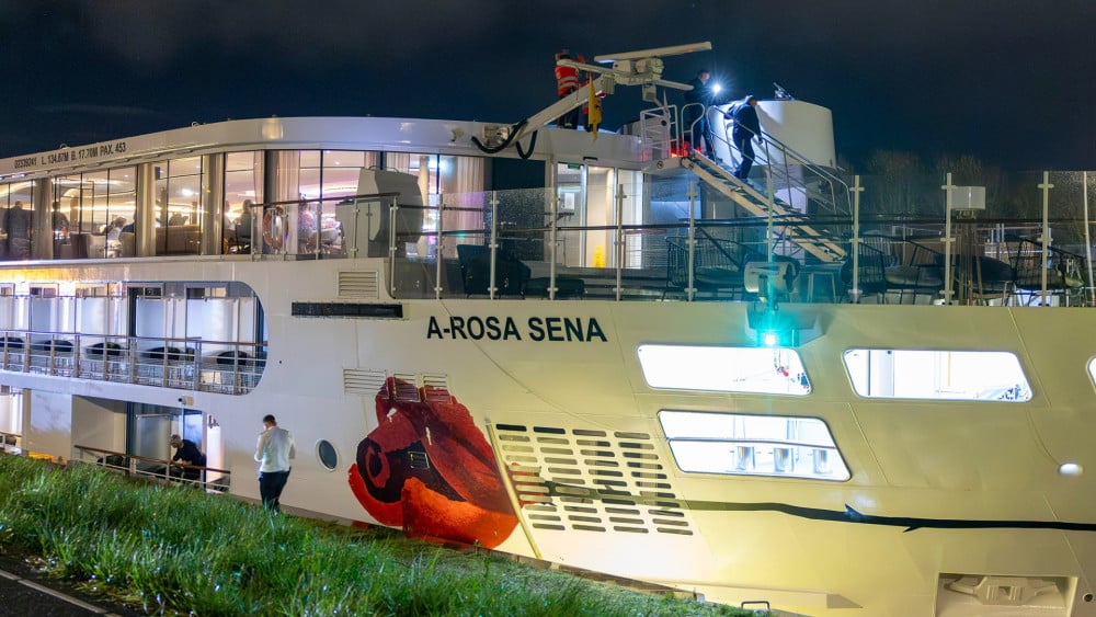 Riviercruise vaart tegen Amsterdamsebrug aan, schipper lichtgewond