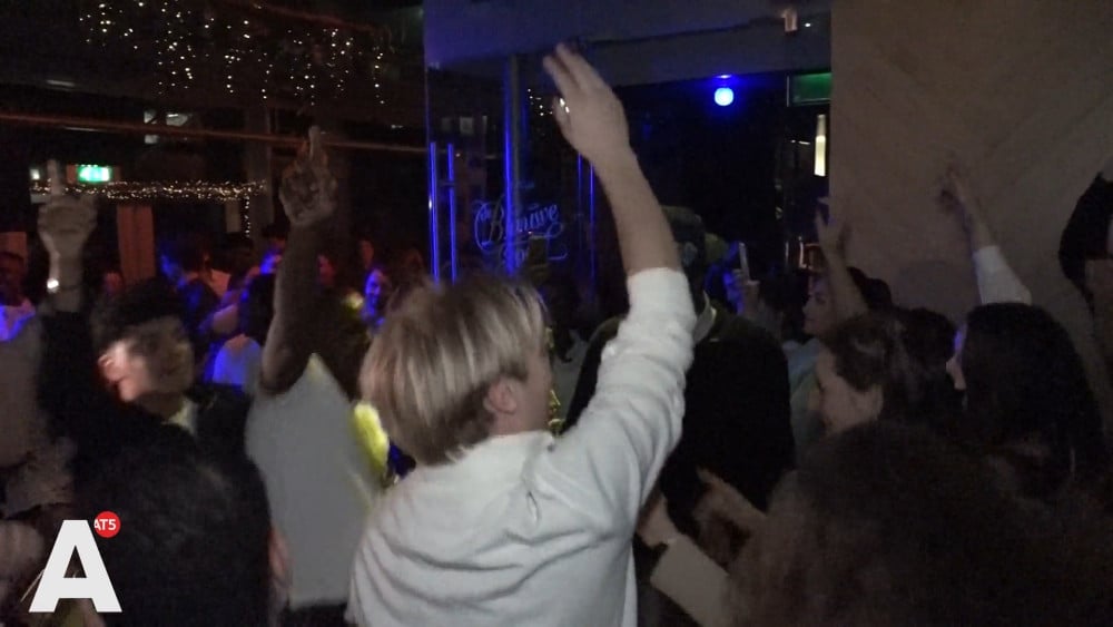 Joey uit Zuidoost wilde ook weleens naar een borrel op de Zuidas: "Normaal meer tranquilo"