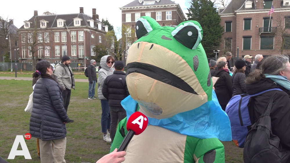 Amerikanen demonstreren tegen Trump bij het consulaat: ''Het moet stoppen''