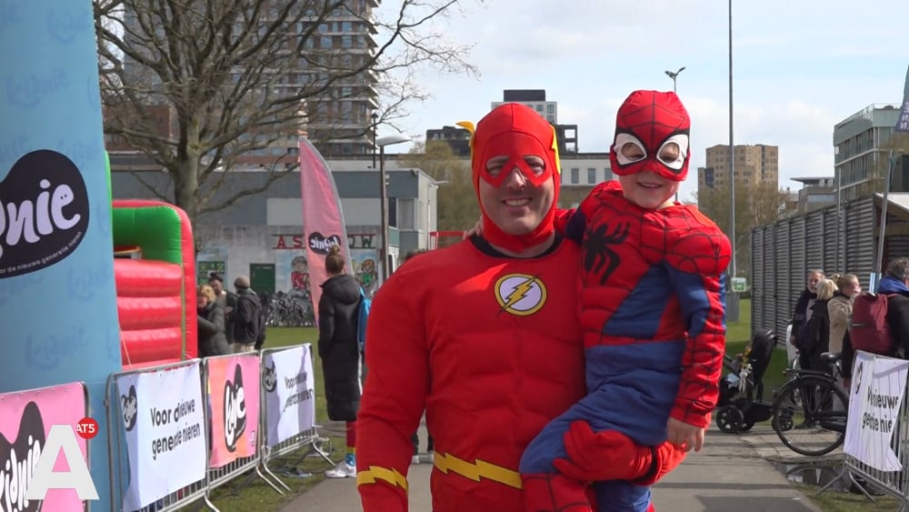 In superheldenoutfit rennen voor kinderen met nierziekte: ruim 30.000 euro opgehaald