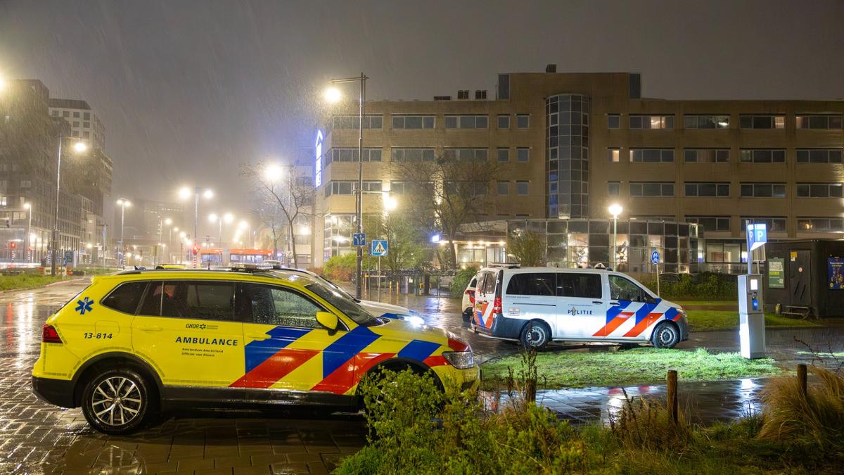 Man ernstig gewond na steekpartij bij station Sloterdijk, identiteit slachtoffer nog onbekend