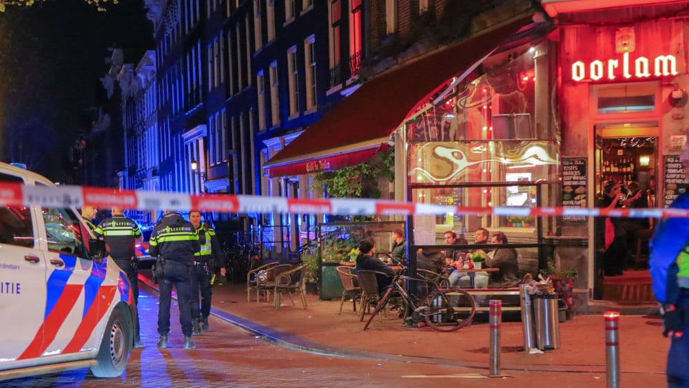 Man steekt in op omstanders die tussen ruzie met vrouw komen op Kloveniersburgwal