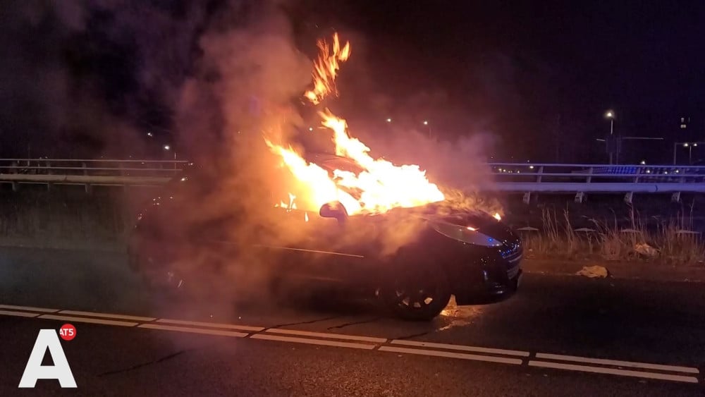 Auto vliegt in brand tijdens rit op Nieuwe Leeuwarderweg