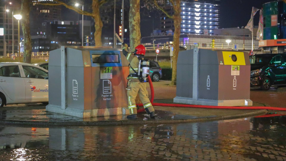 Groep jongeren gooit eieren, fietsen en stenen naar brandweer in Noord