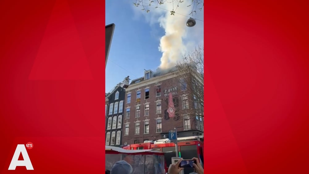 Uitslaande brand in woning in De Pijp, schade is groot