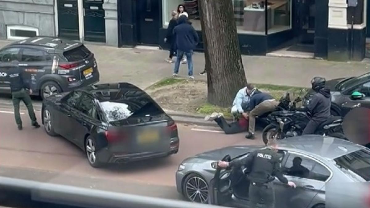 Arrestatieteam werkt man tegen grond op Sarphatistraat: "Hele lijpe aanhouding"