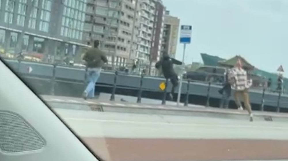 Verdachte springt water in bij achtervolging maar blijkt niet te kunnen zwemmen