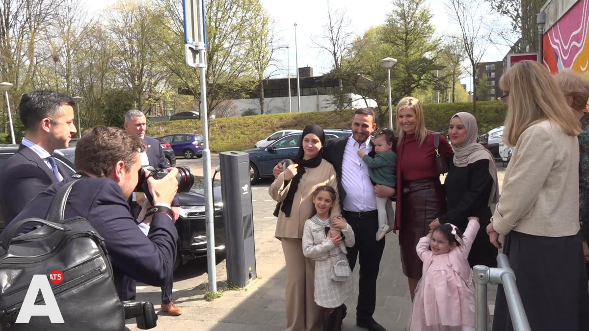 Koningin Máxima bezoekt buurthuis in Noord: "Geeft ons meer kracht om door te gaan"