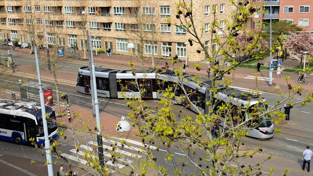 Tram 25 ontspoord bij Muiderpoortstation, lijnen 7, 14, 19 en 25 rijden om