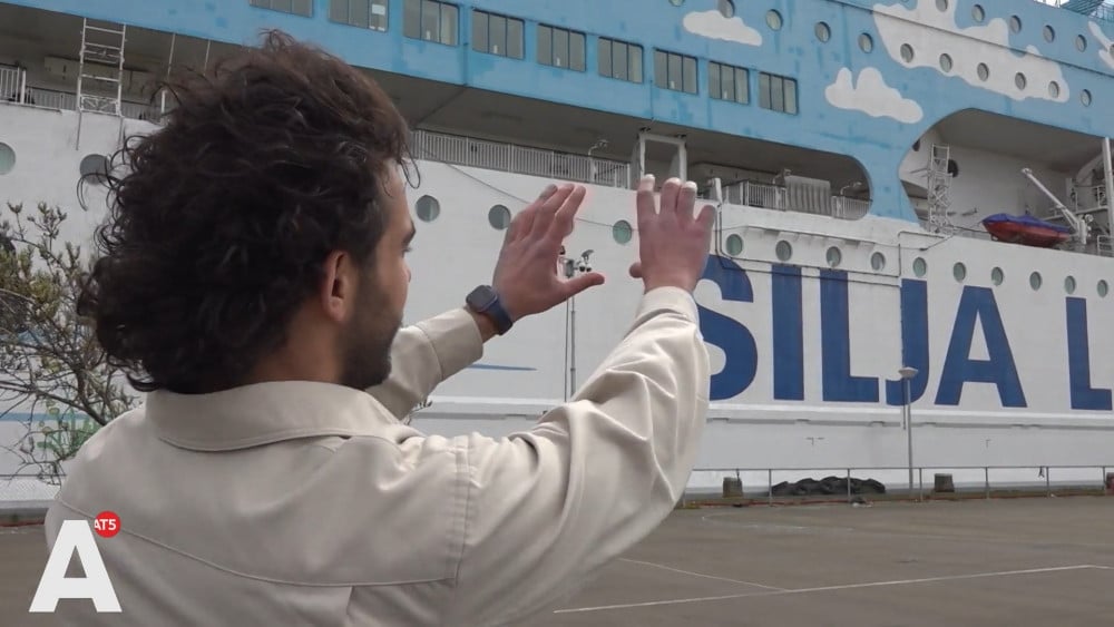 Voor jongeren is er weinig te doen op de asielboot, maar nu kunnen ze hier sporten