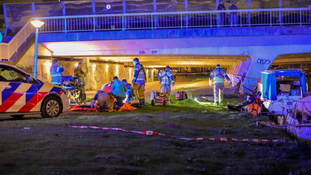 Man overleden nadat hij in water belandde in Bos en Lommer