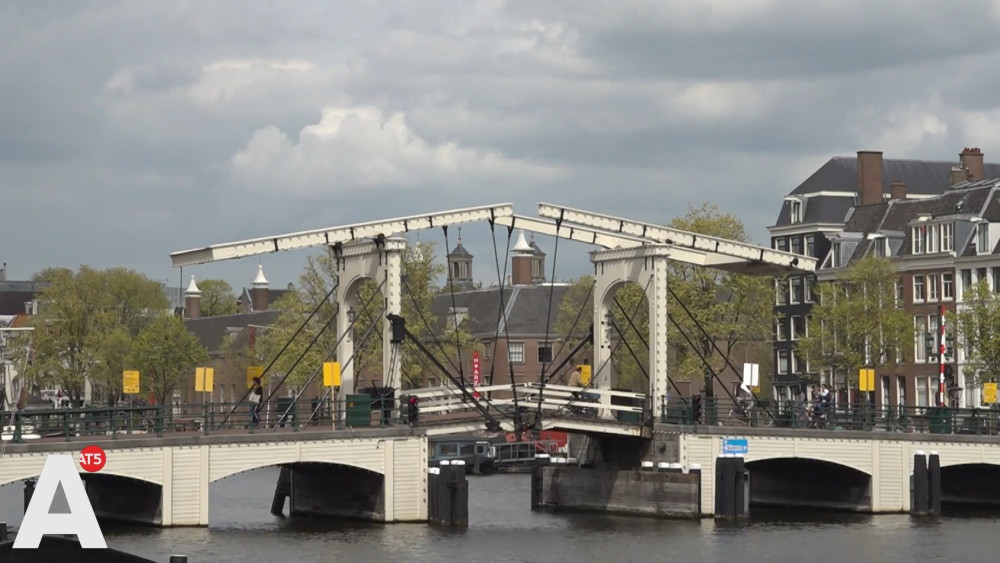 Meer dan 20 gele borden op de Magere Brug: kan dat niet anders?