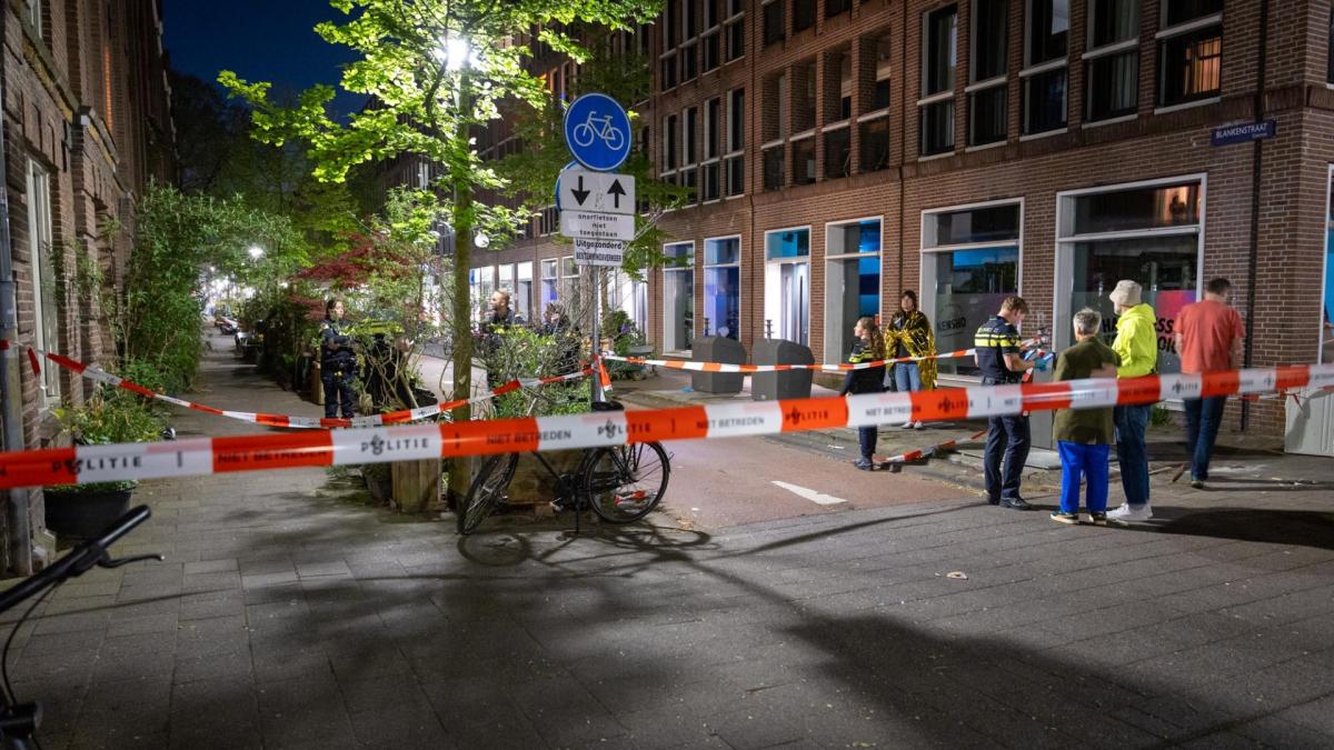 Vrouw neergestoken bij woning in Czaar Peterbuurt