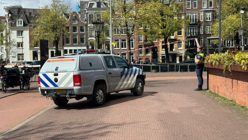 Magneetvissers vissen oude granaat uit water bij Stopera