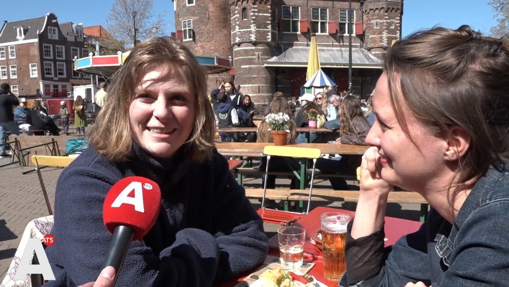 Aprilfeesten weer van start op de Nieuwmarkt: "Heb mijn vakantie er voor omgeboekt"