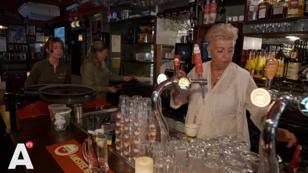 In de Jordaan kijkt niet iedereen uit naar Koningsdag: "Mijn café gaat dicht, mijn hart huilt"