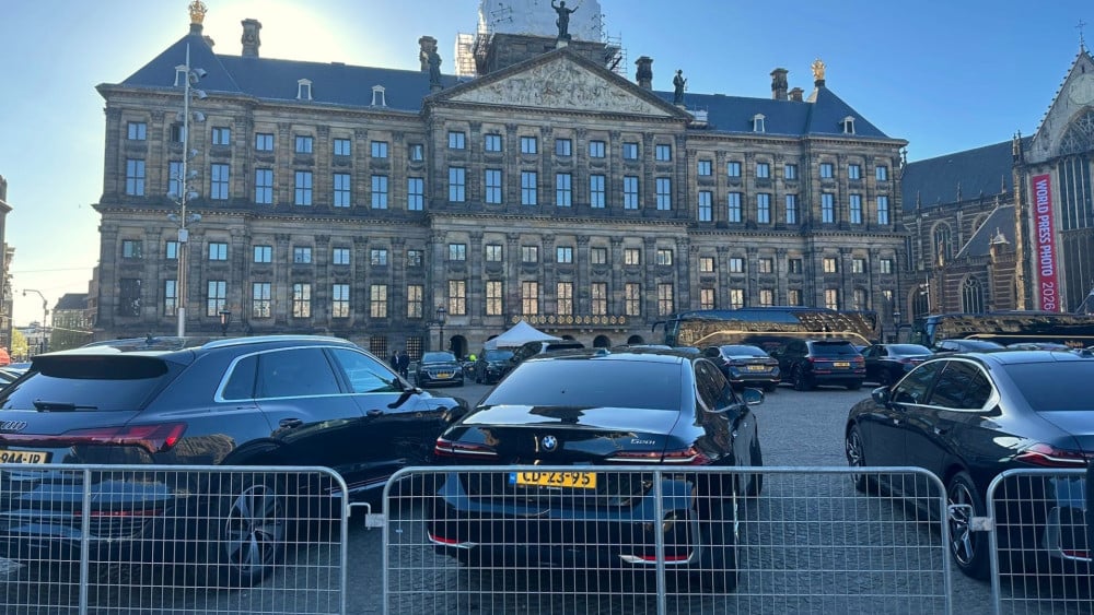 Dam vol geparkeerde auto's voor groot diner met koning en buitenlandse diplomaten