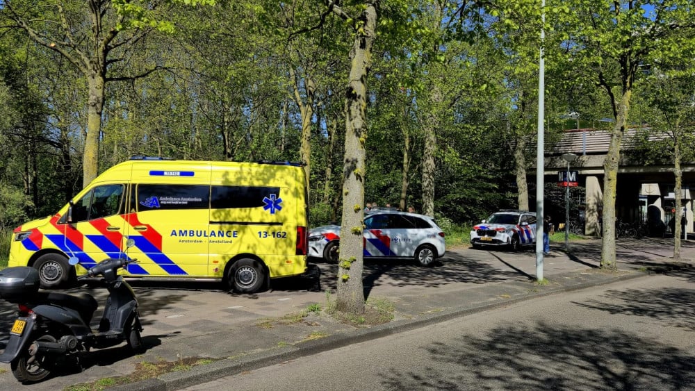 Man in hand gestoken bij carjacking op Postjesweg