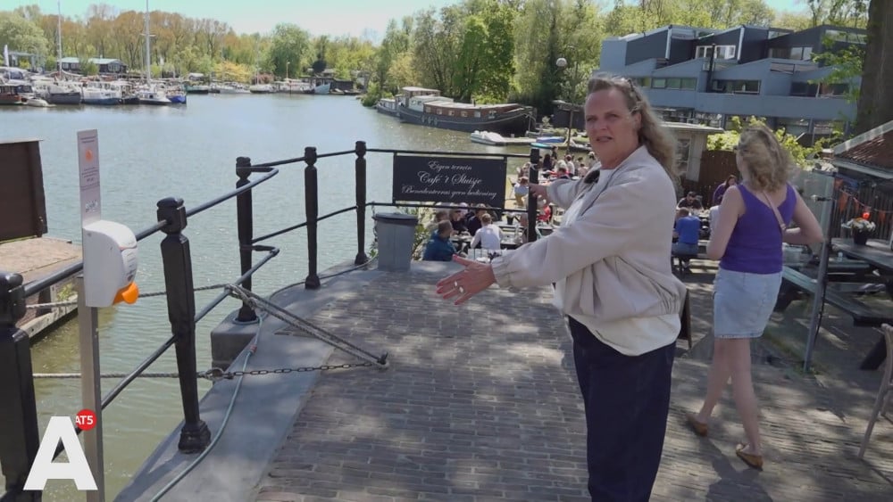 Café 't Sluisje moet stamtafels weghalen na klacht: "Staan er al 30 jaar"