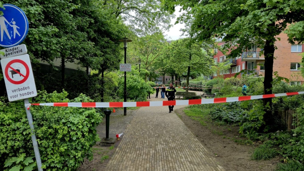 19-jarige man 'zeer ernstig' gewond bij steekpartij in binnentuin bij Eerste Helmersstraat