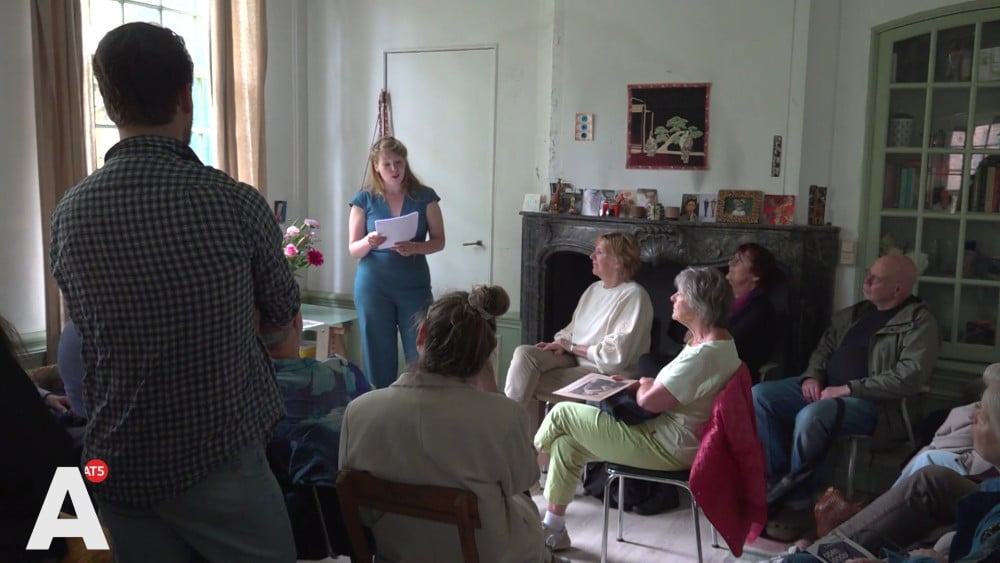 Vanuit haar oude huis luisteren mensen naar het verhaal van verzetsvrouw Tante Cor