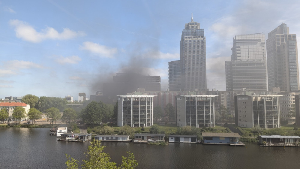 Veel rook bij brand in voormalig HvA-gebouw bij Amstelstation