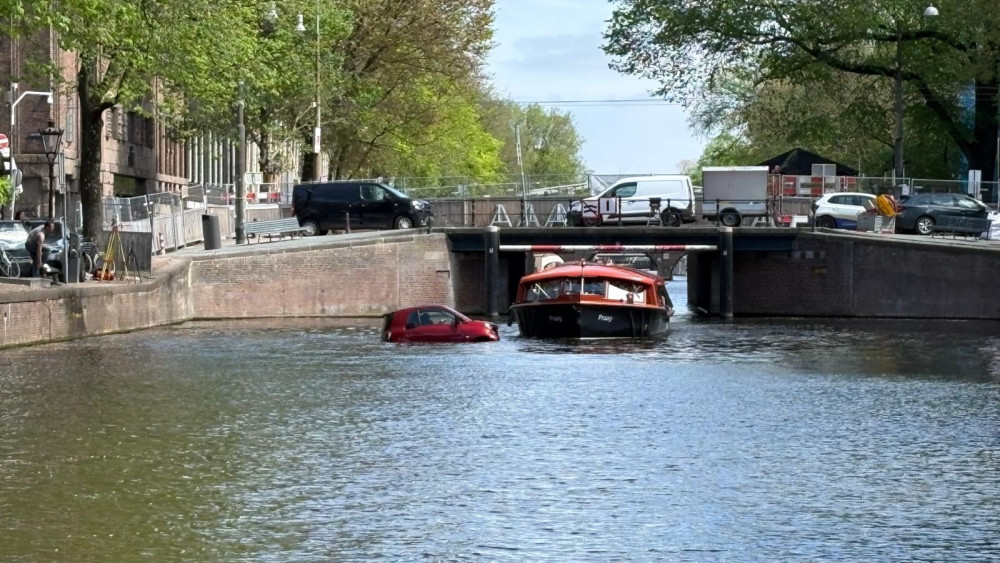 Opvarenden rondvaartboot redden bestuurder uit te water geraakte auto
