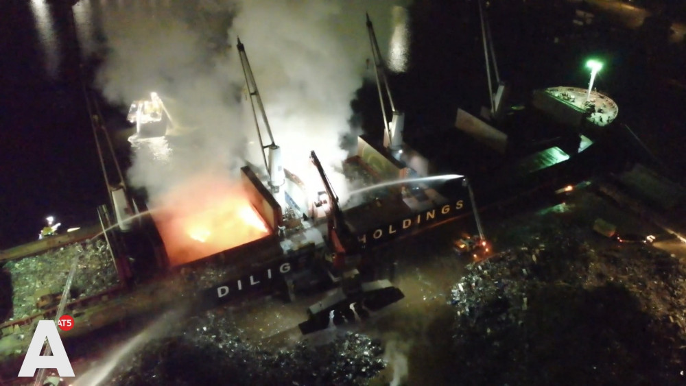 Hoe een brandend vrachtschip de stad en de brandweer bijna 24 uur in zijn greep hield
