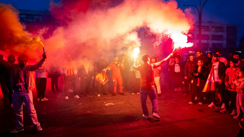 Galatasaray-supporters ook in Nieuw-West de straat op om kampioenschap te vieren