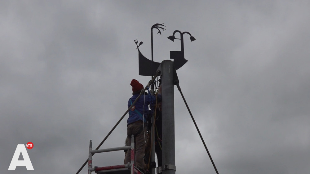 Kunstwerk narrenschip Ship of Fools op het dak van gebouw op Azartplein