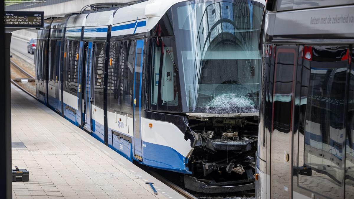 Zes passagiers naar ziekenhuis na botsing trams in Amstelveen
