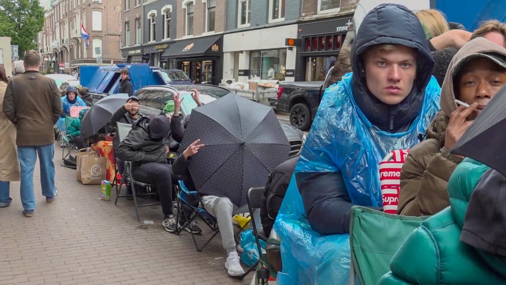 Dagenlang in de rij voor hip horloge, maar vooral voor de handel: "Kan heel veel verdienen"