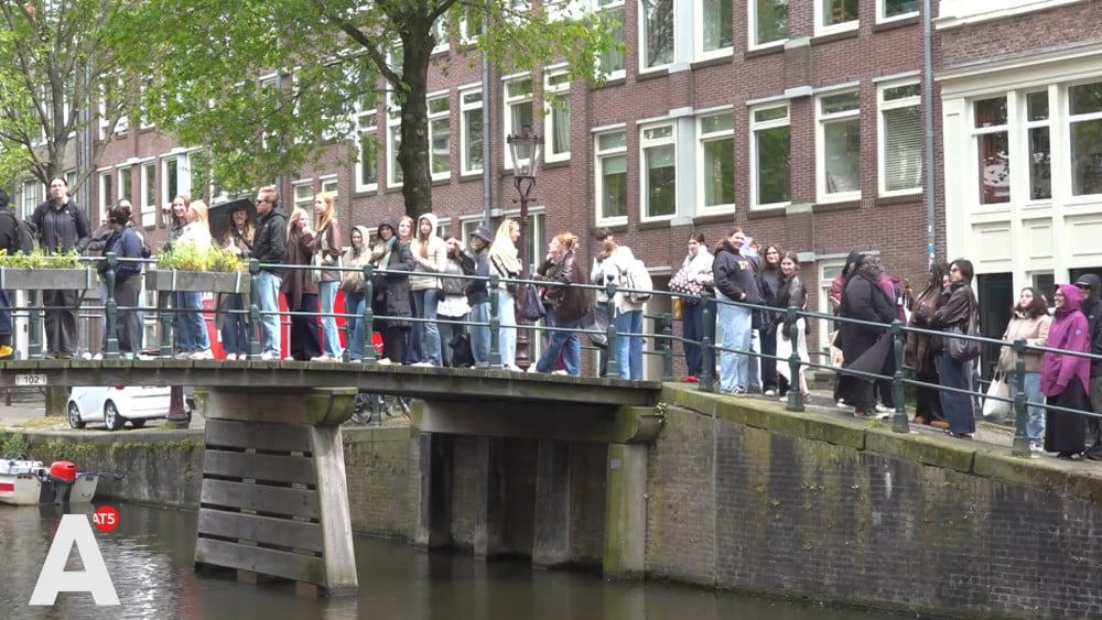 Harry-mania op volle toeren: in de rij voor een pet van 45 euro