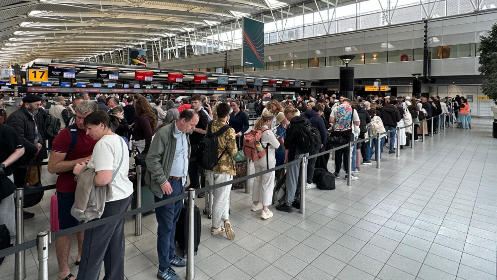 Vanaf vandaag nieuwe werkwijze beveiliging op Schiphol: urenlange wachttijden