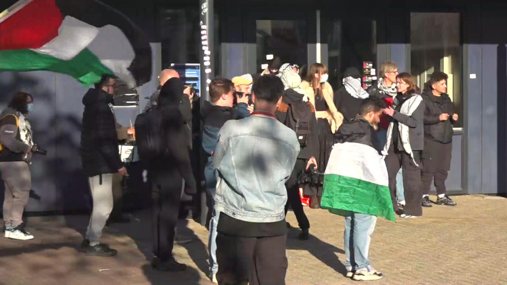 Liveblog bezetting VU: politie roept demonstranten voor deur op om te vertrekken