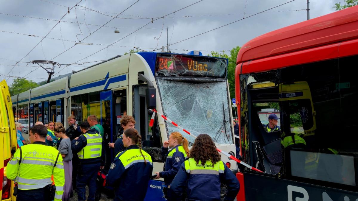 Tram botst op bus op Amstelveenseweg, passagier lichtgewond