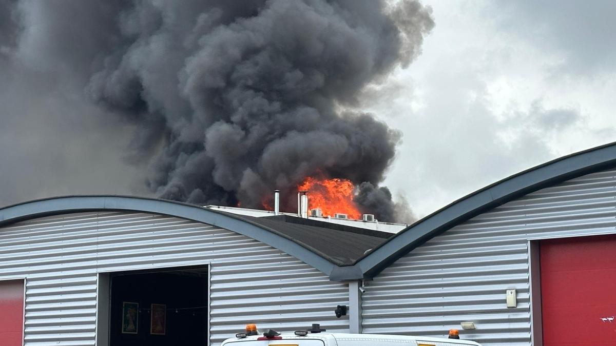 Liveblog: grote brand bij bedrijfspand in Diemen