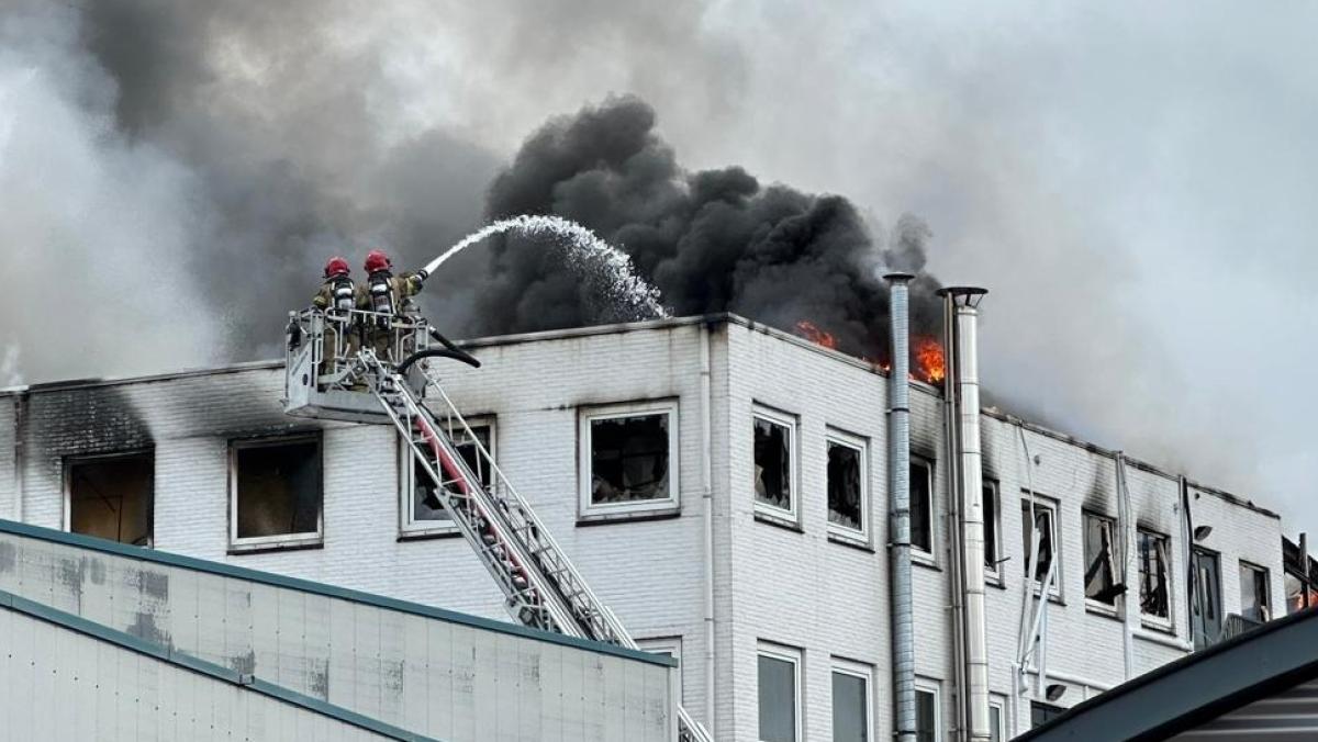 Liveblog: grote brand bij bedrijfspand in Diemen, rook in de wijde omgeving te zien