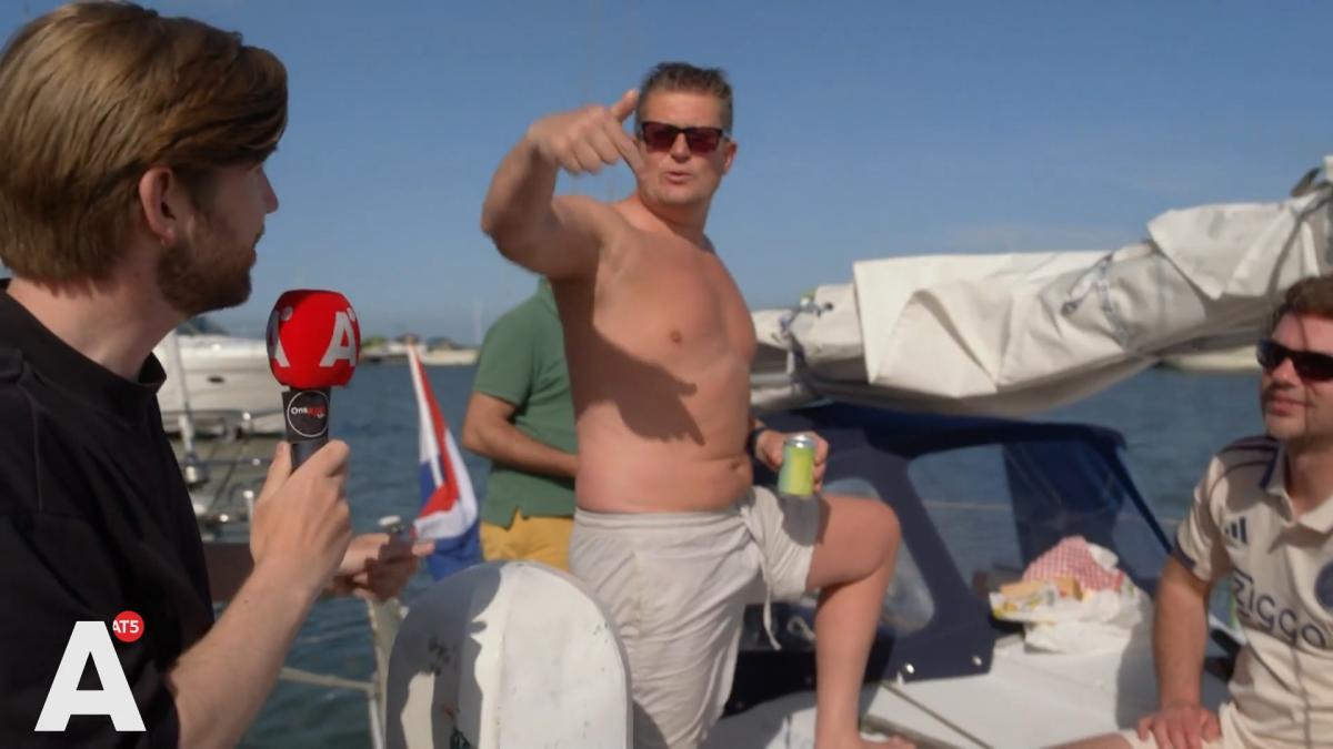 Ajax-fans pakken de boot naar Volendam: 
