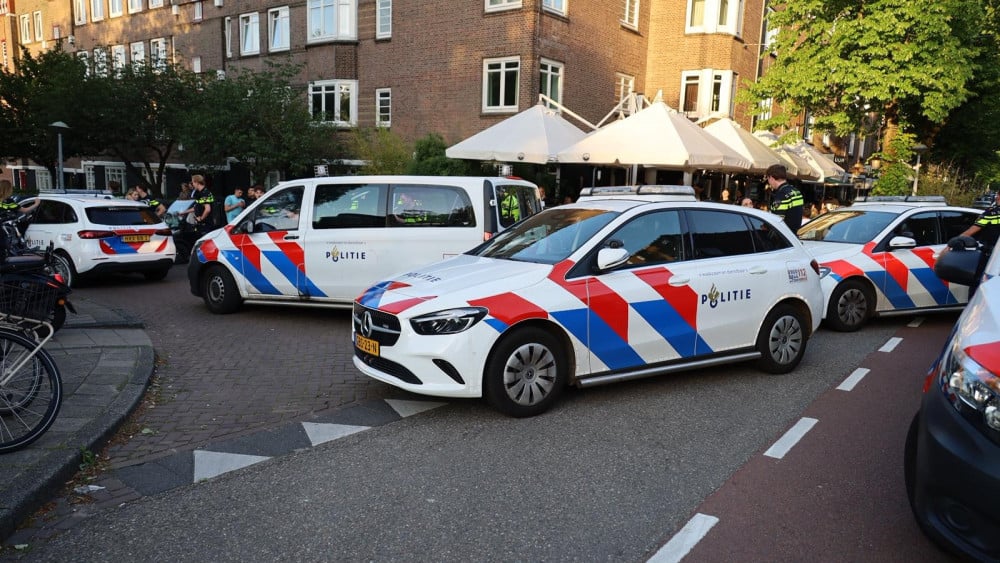 Terrasgangers bovenop wilde politieachtervolging, vluchtende motorbestuurder springt water in