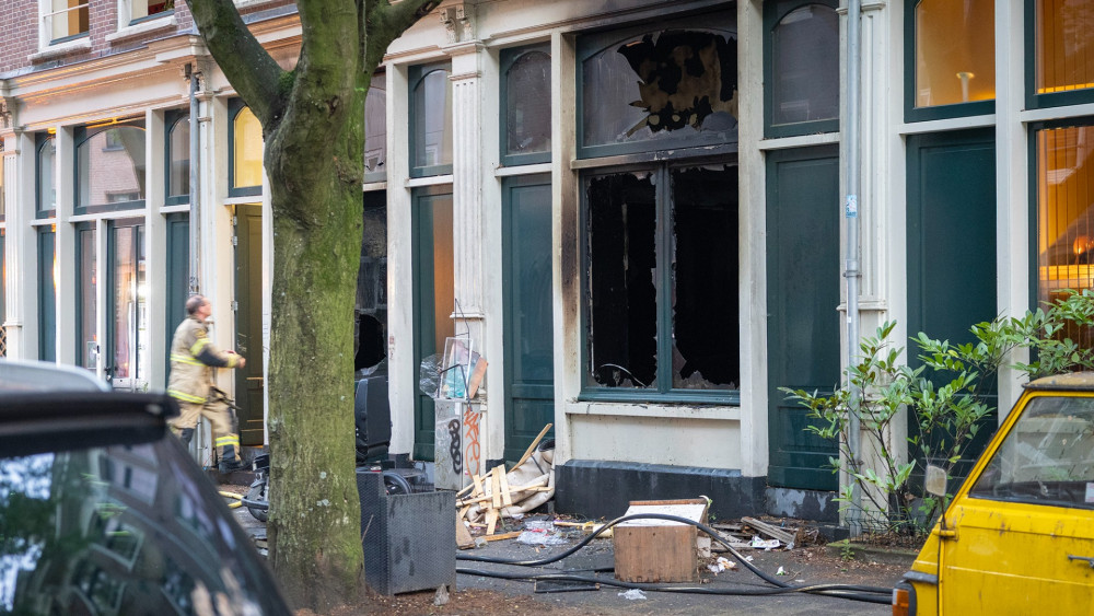 Bewoner overleden bij grote woningbrand in Czaar Peterbuurt